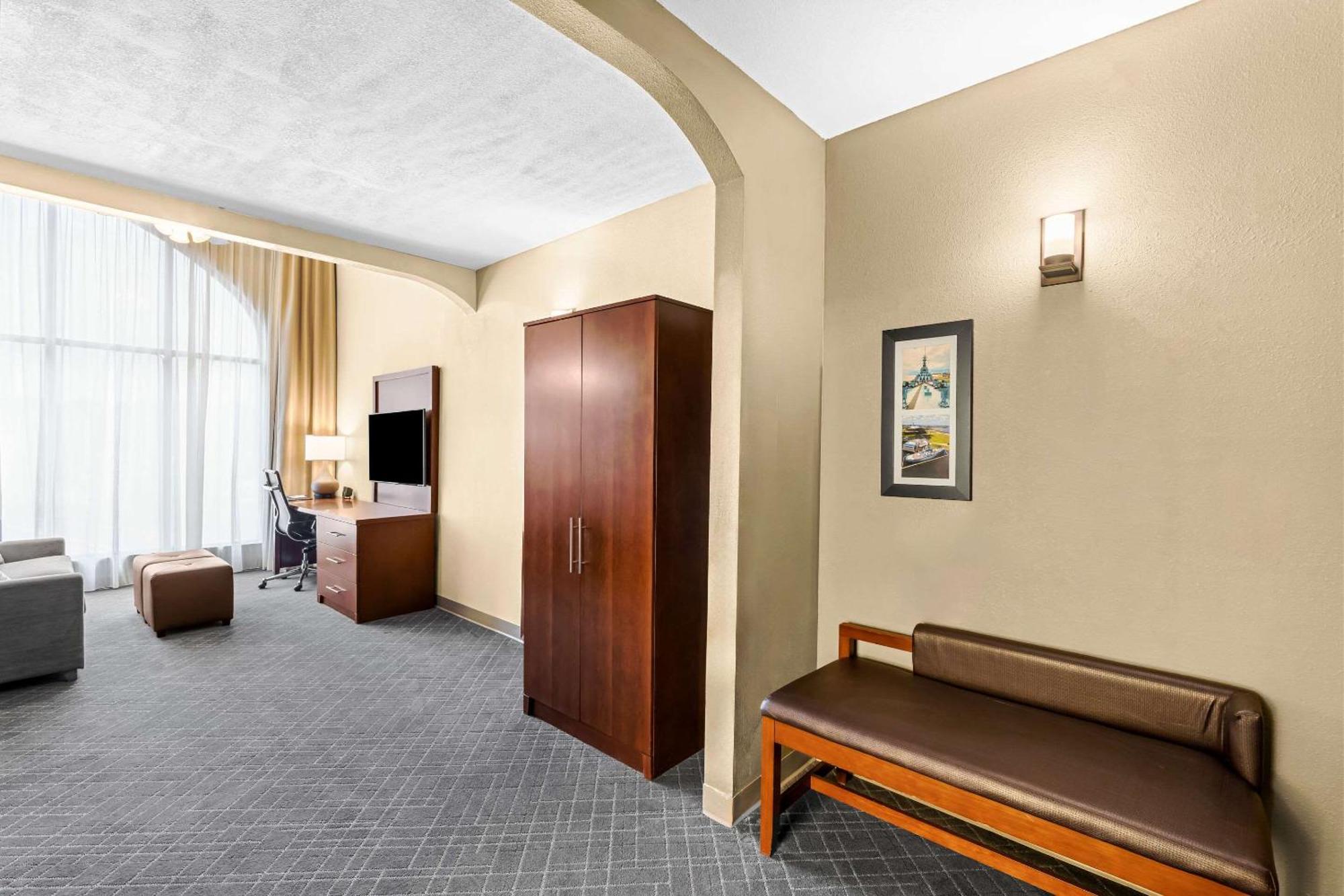 คอมฟอร์ต สวีท โมบีล อีสต์เบย์ Hotel แดฟนี ภายนอก รูปภาพ